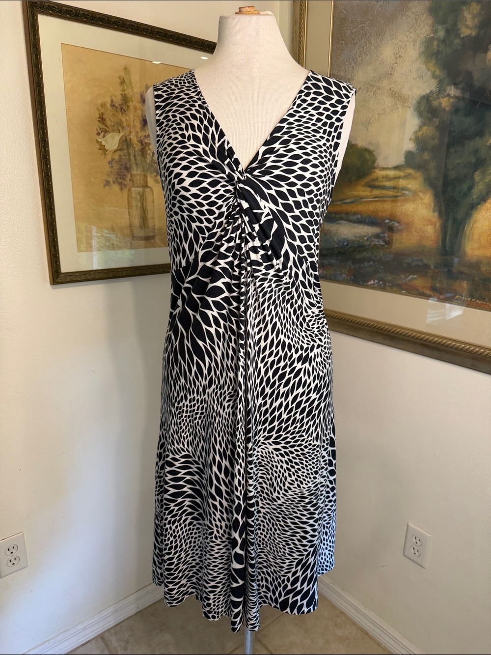 Three Dots Dress - Black & White Pattern Twist-Front V-neck Sleeveless Dress MED